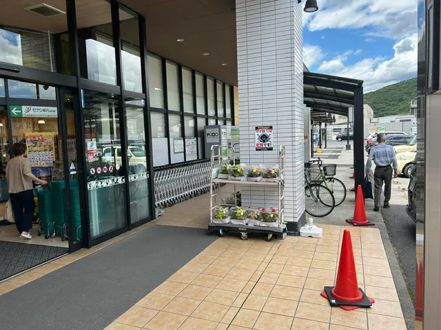 【天満屋ハピーズ国府市場店】屋外軒下 各種プロモーション、会員獲得イベントに最適な屋外催事イベントスペース