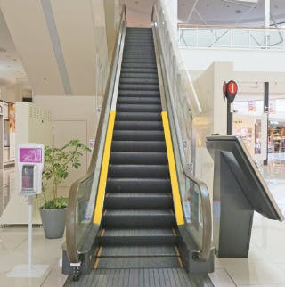 【イオンモール高知】モール内広告 エスカレーターの画像