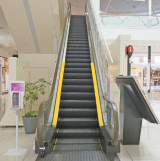 【イオンモール高知】モール内広告 エスカレーターの画像