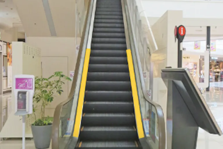 【イオンモール高知】モール内広告 エスカレーターの画像1