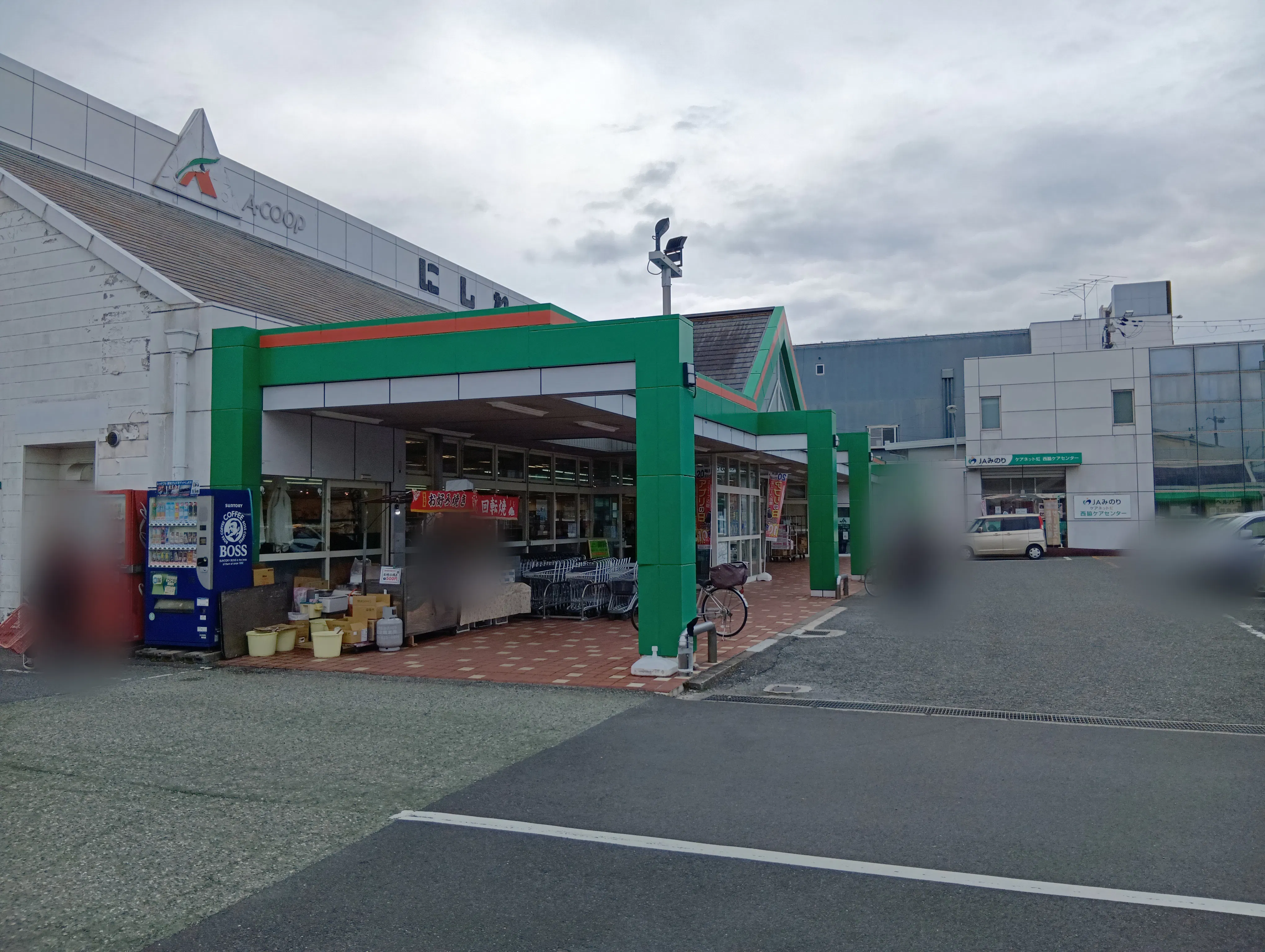 【Aコープにしわき店】入口付近軒下スペース