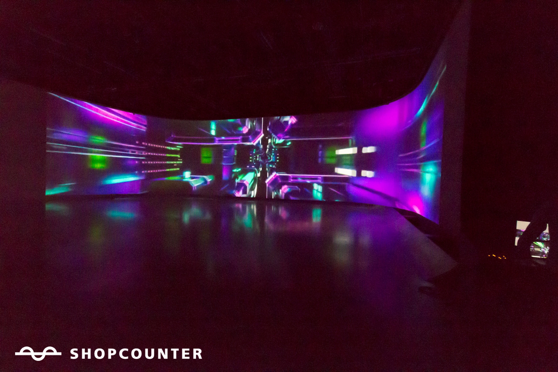 天井高7.3m、25mの壁全面に投影可能なプロジェクターを完備しています。