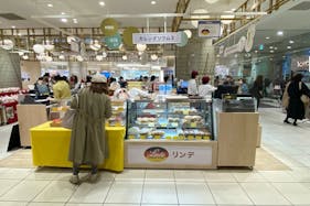 【北千住マルイ】2階 カレンダリウムF10【食物販・物産展】店内入って正面、什器完備の好立地スペース