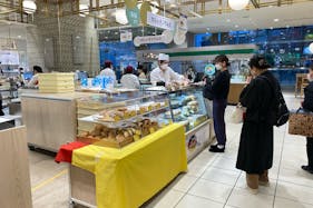 【北千住マルイ】2階 カレンダリウムF10【食物販・物産展】店内入って正面、什器完備の好立地スペース