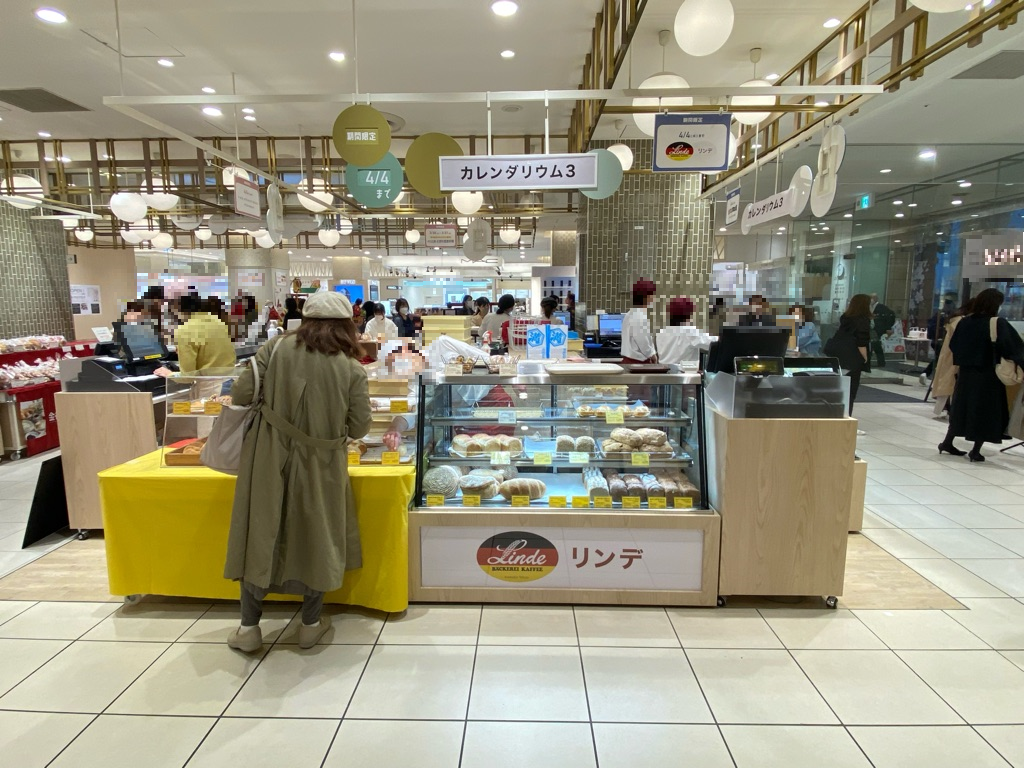 【北千住マルイ】2階 カレンダリウムF10【食物販・物産展】店内入って正面、什器完備の好立地スペース