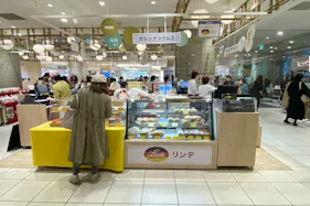 【北千住マルイ】2階 カレンダリウムF10【食物販・物産展】店内入って正面、什器完備の好立地スペース