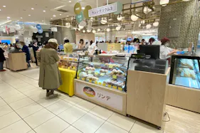 【北千住マルイ】2階 カレンダリウムF10【食物販・物産展】店内入って正面、什器完備の好立地スペース