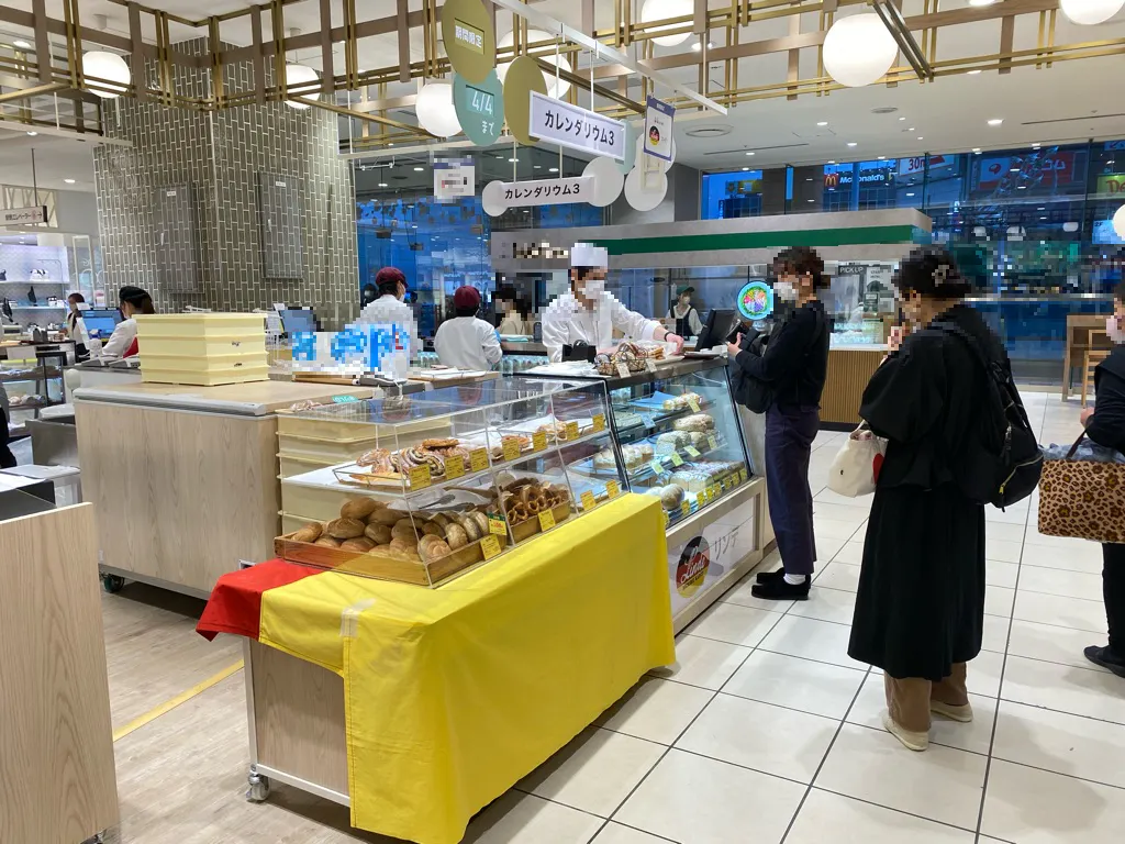 【北千住マルイ】2階 カレンダリウムF10【食物販・物産展】店内入って正面、什器完備の好立地スペース