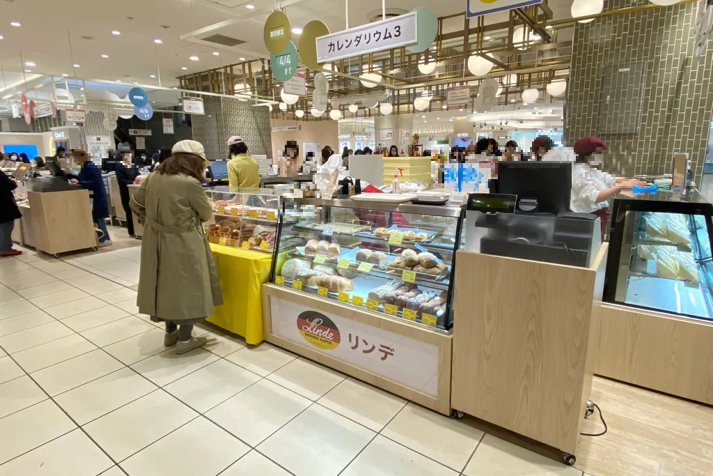 【北千住マルイ】2階 カレンダリウムF10【食物販・物産展】店内入って正面、什器完備の好立地スペース