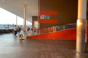 【ミスターマックス 湘南藤沢店】センターコートオートスロープ下 販促プロモーションや物販用途に最適な総合ディスカウントストアの催事イベントスペース