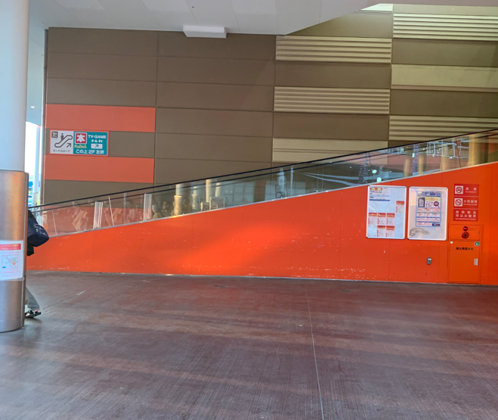 【ミスターマックス 湘南藤沢店】センターコートオートスロープ下 販促プロモーションや物販用途に最適な総合ディスカウントストアの催事イベントスペース