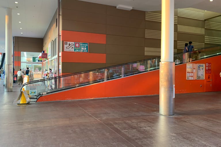 【ミスターマックス 湘南藤沢店】センターコートオートスロープ下 販促プロモーションや物販用途に最適な総合ディスカウントストアの催事イベントスペースの画像4