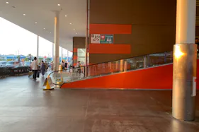 【ミスターマックス 湘南藤沢店】センターコートオートスロープ下 販促プロモーションや物販用途に最適な総合ディスカウントストアの催事イベントスペース