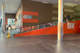 【ミスターマックス 湘南藤沢店】センターコートオートスロープ下 販促プロモーションや物販用途に最適な総合ディスカウントストアの催事イベントスペース