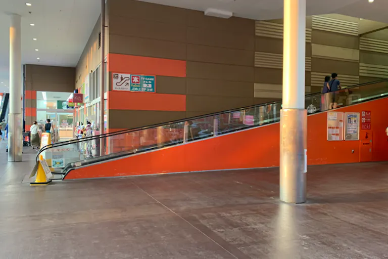 【ミスターマックス 湘南藤沢店】センターコートオートスロープ下 販促プロモーションや物販用途に最適な総合ディスカウントストアの催事イベントスペースの画像4