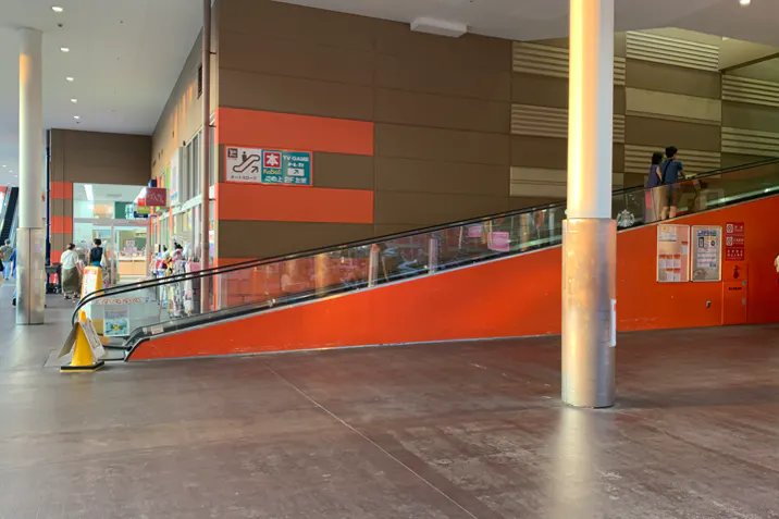 【ミスターマックス 湘南藤沢店】センターコートオートスロープ下 販促プロモーションや物販用途に最適な総合ディスカウントストアの催事イベントスペース