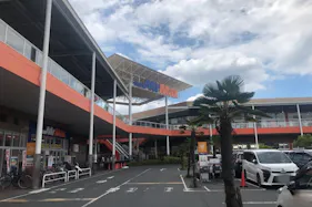 【ミスターマックス 湘南藤沢店】センターコートオートスロープ下 販促プロモーションや物販用途に最適な総合ディスカウントストアの催事イベントスペース