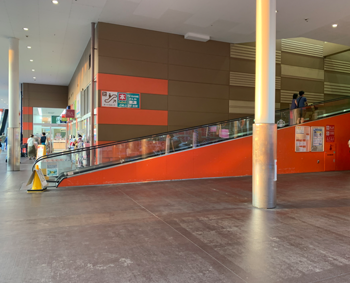【ミスターマックス 湘南藤沢店】センターコートオートスロープ下 物販用途に最適な総合ディスカウントストアの催事イベントスペース