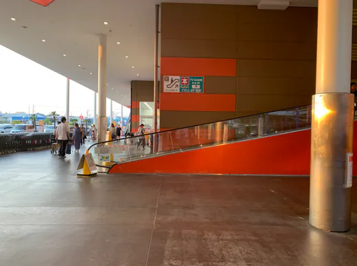 【ミスターマックス 湘南藤沢店】センターコートオートスロープ下 物販用途に最適な総合ディスカウントストアの催事イベントスペース