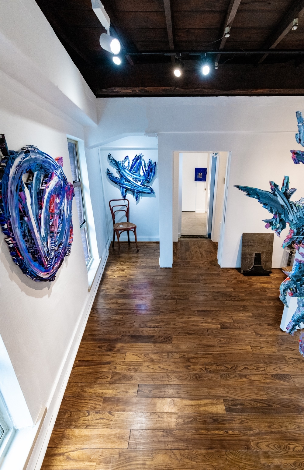 隣接するギャラリーY。こちらは、このように現代アート作品が残りますが、鑑賞のための回遊が可能です。ここでしか鑑賞できない現代アートをお愉しみください。