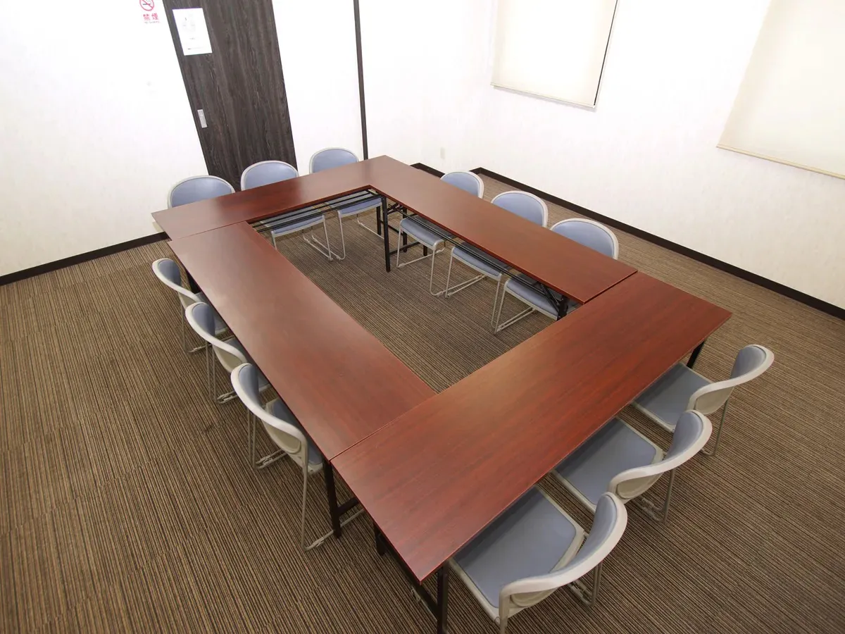 【八代駅】小規模の会議・セミナーやワークショップに適した熊本八代の繁華街「本町」入口にあるスクリーンやプロジェクター設備完備したホテル内小会議室スペース(24㎡)