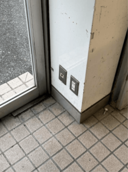 【ドラッグ＆フレッシュトライアル小月店】食物販やPR活動に最適な店舗出入口「軒下 スペース」