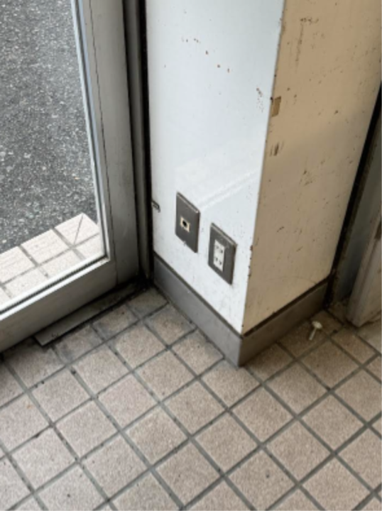 【ドラッグ＆フレッシュトライアル小月店】食物販やPR活動に最適な店舗出入口「軒下 スペース」