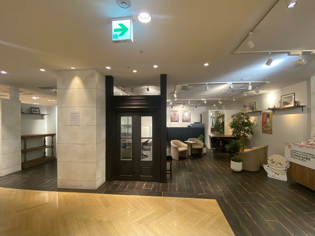 店内正面、落ち着いた雰囲気の店内