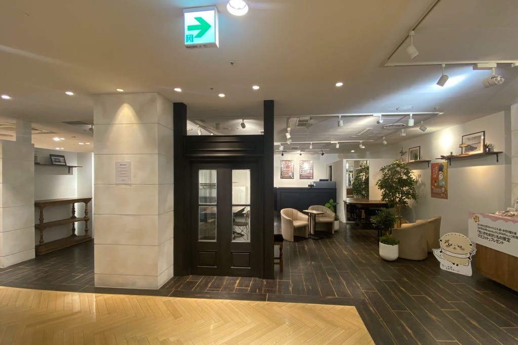 店内正面、落ち着いた雰囲気の店内