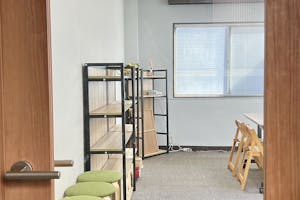 【大久保駅1分】オフサイトミーティングやワークショップに適した机や椅子が常備されている駅近スペース