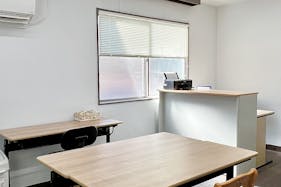 【大久保駅1分】オフサイトミーティングやワークショップに適した机や椅子が常備されている駅近スペース