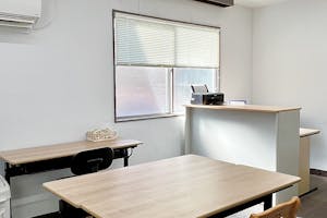 【大久保駅1分】オフサイトミーティングやワークショップに適した机や椅子が常備されている駅近スペース