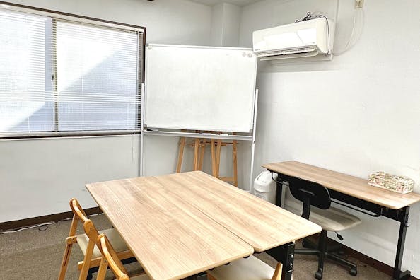 【大久保駅1分】オフサイトミーティングやワークショップに適した机や椅子が常備されている駅近スペース