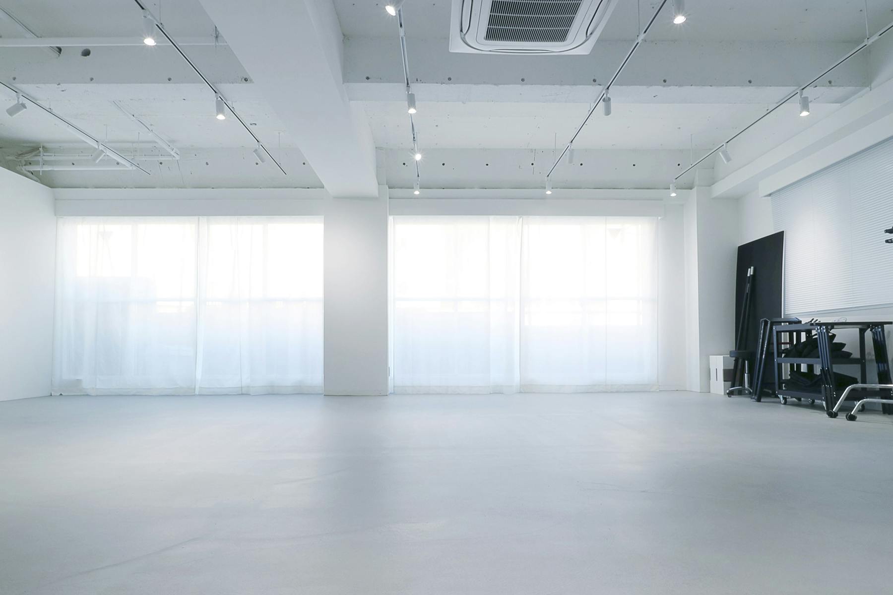 【代々木公園駅3分】撮影やワークショップに適した白が基調のスタジオ