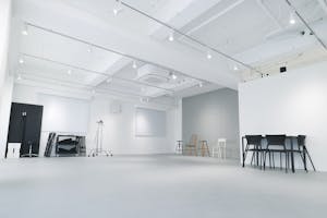 【代々木公園駅3分】撮影やワークショップに適した白が基調のスタジオ