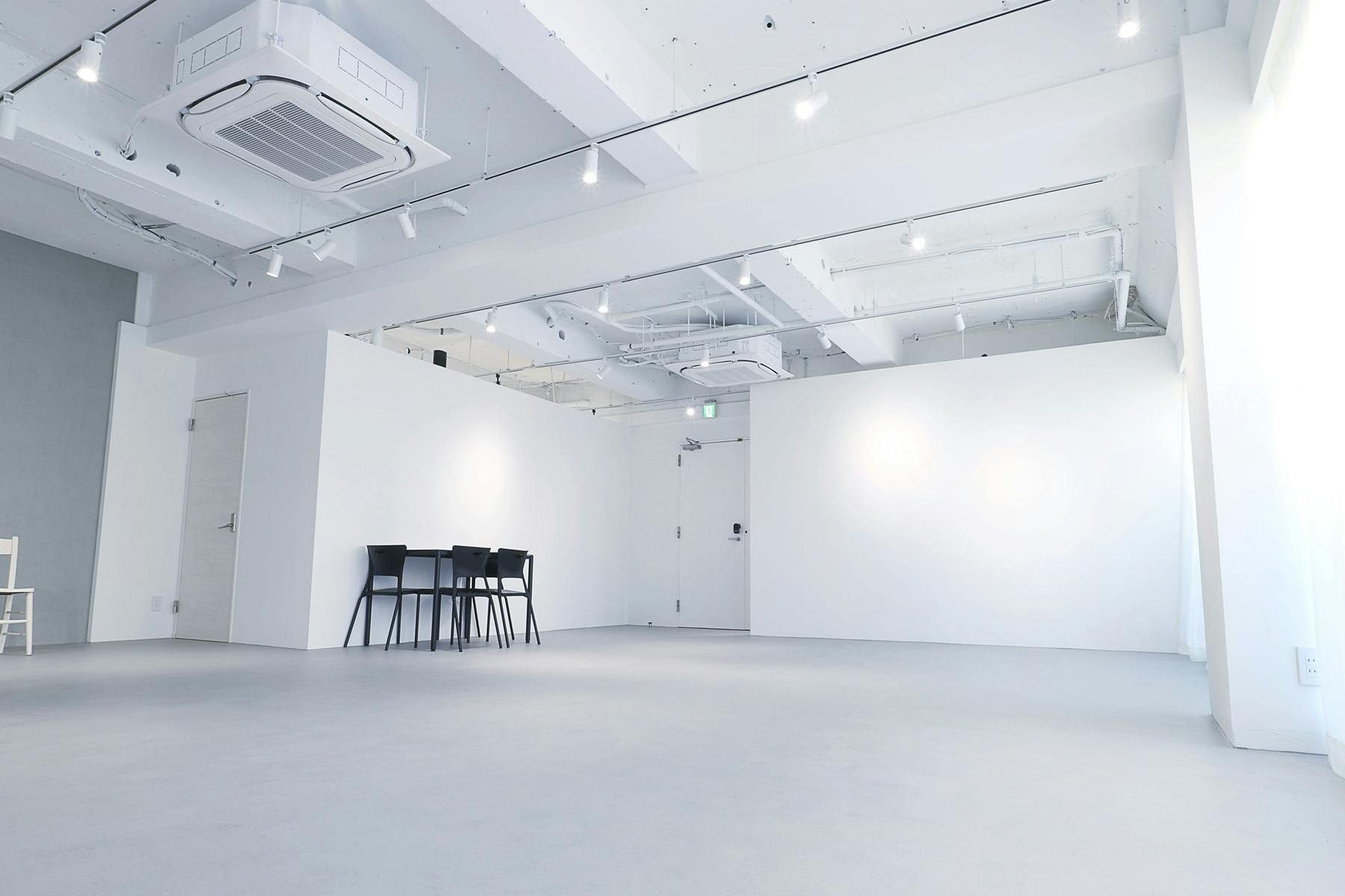 【代々木公園駅3分】撮影やワークショップに適した白が基調のスタジオ