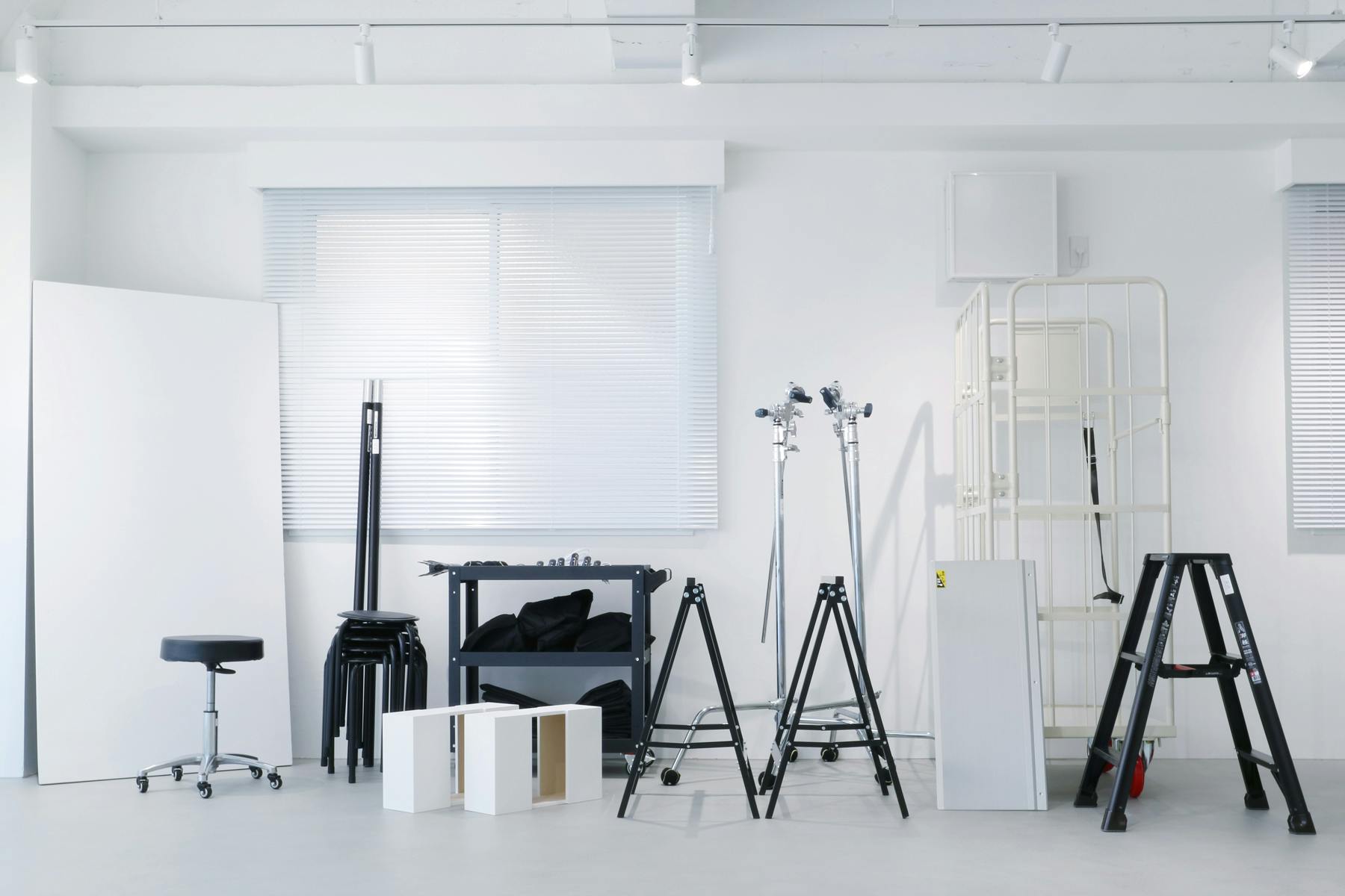 【代々木公園駅3分】撮影やワークショップに適した白が基調のスタジオ