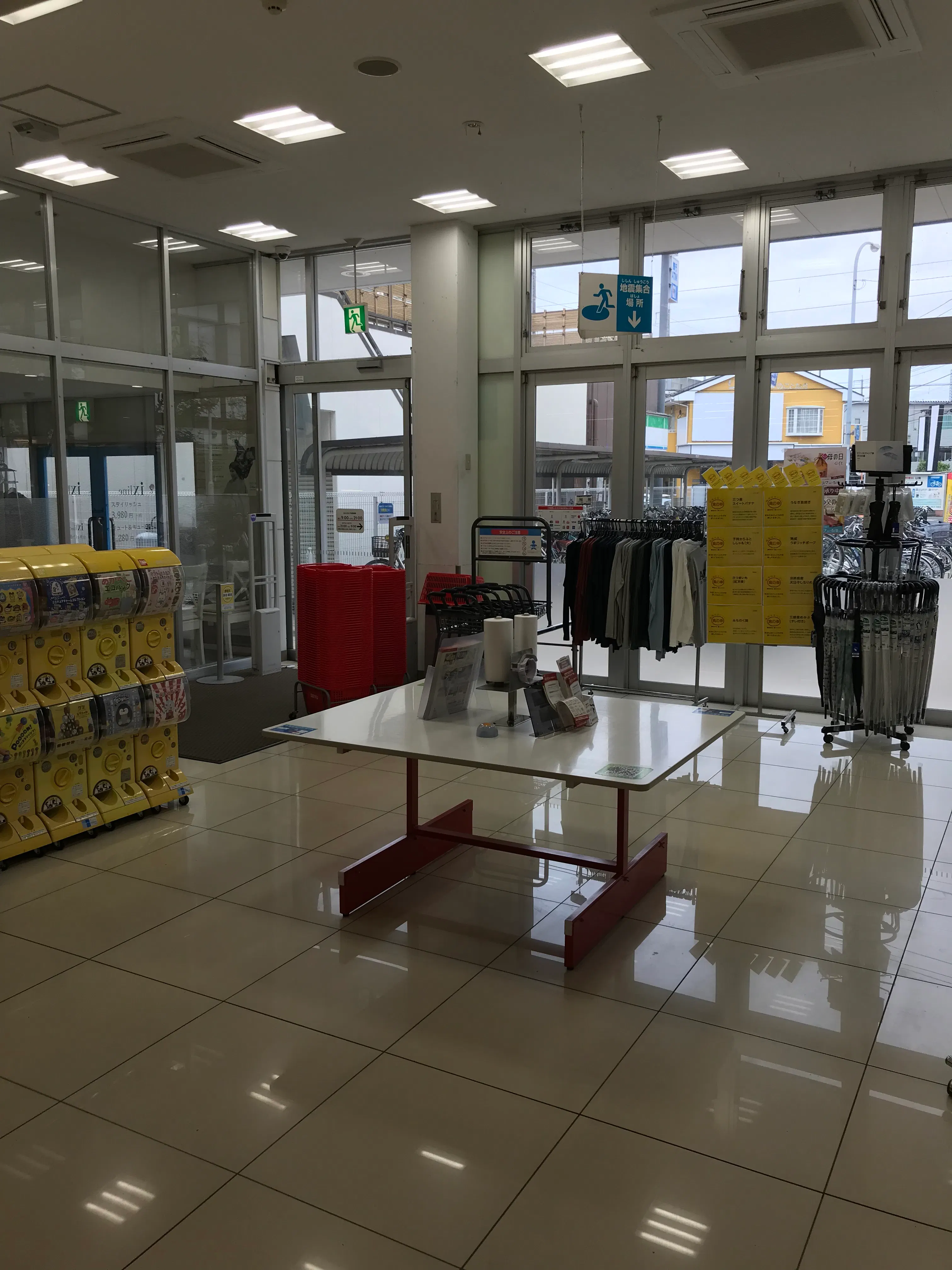 【西友　中浦和店】1階入口横　物販、食物販のポップアップストアやプロモーション用途に最適なスーパー店内催事イベントスペース