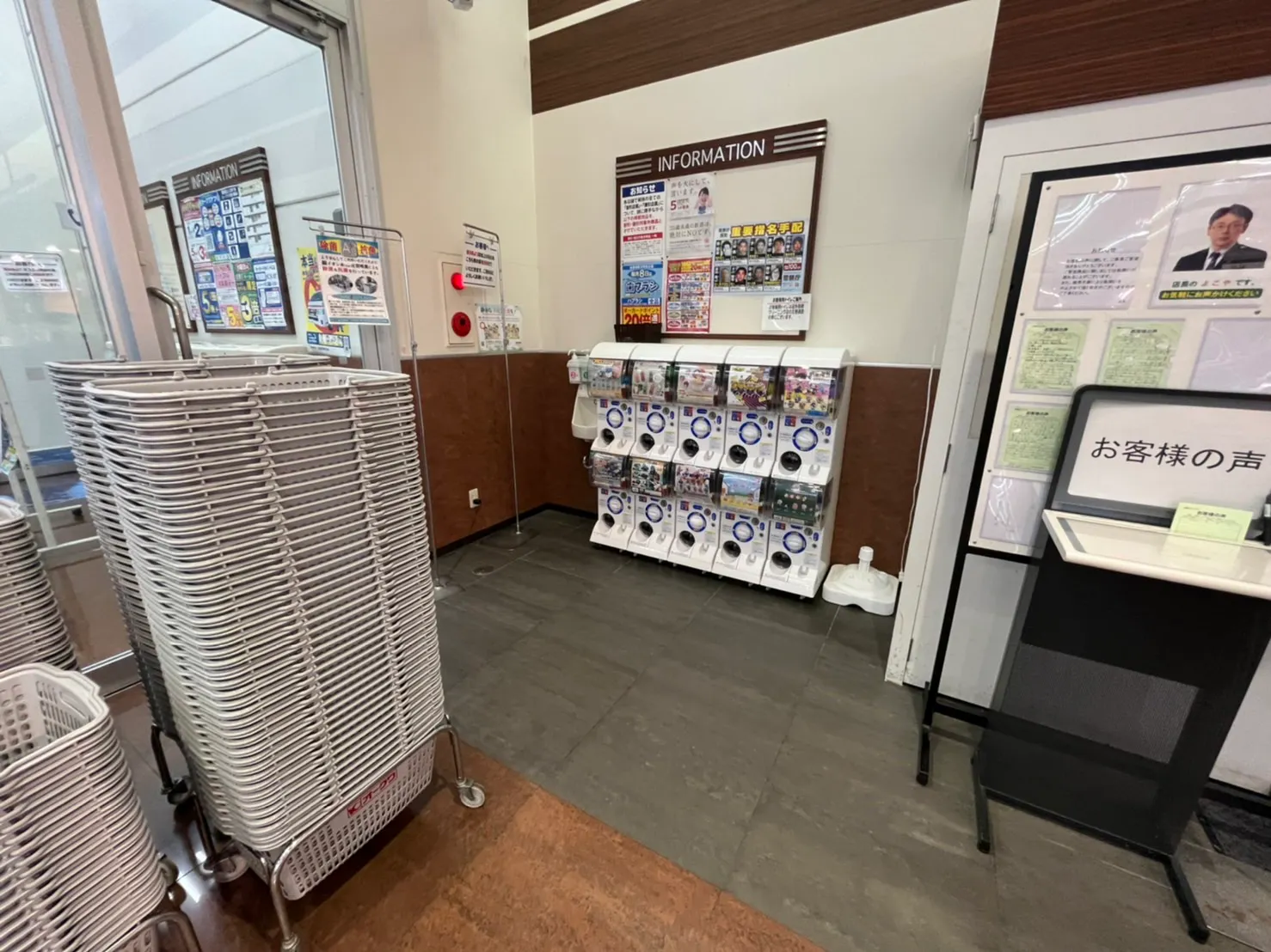 【オークワ西改田】プロモーションに最適な入口付近のスペース