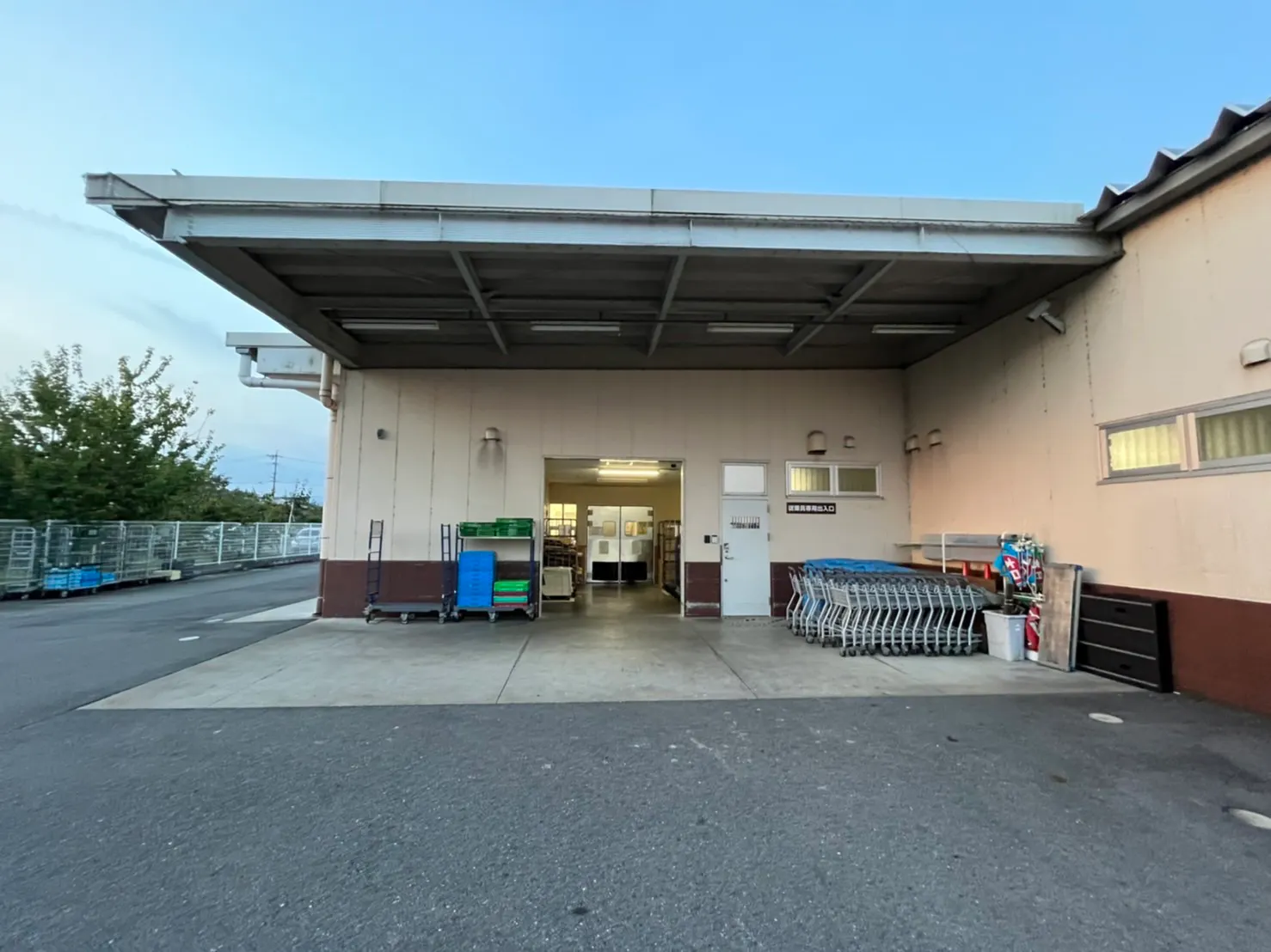 【オークワ西改田】プロモーションに最適な入口付近のスペース