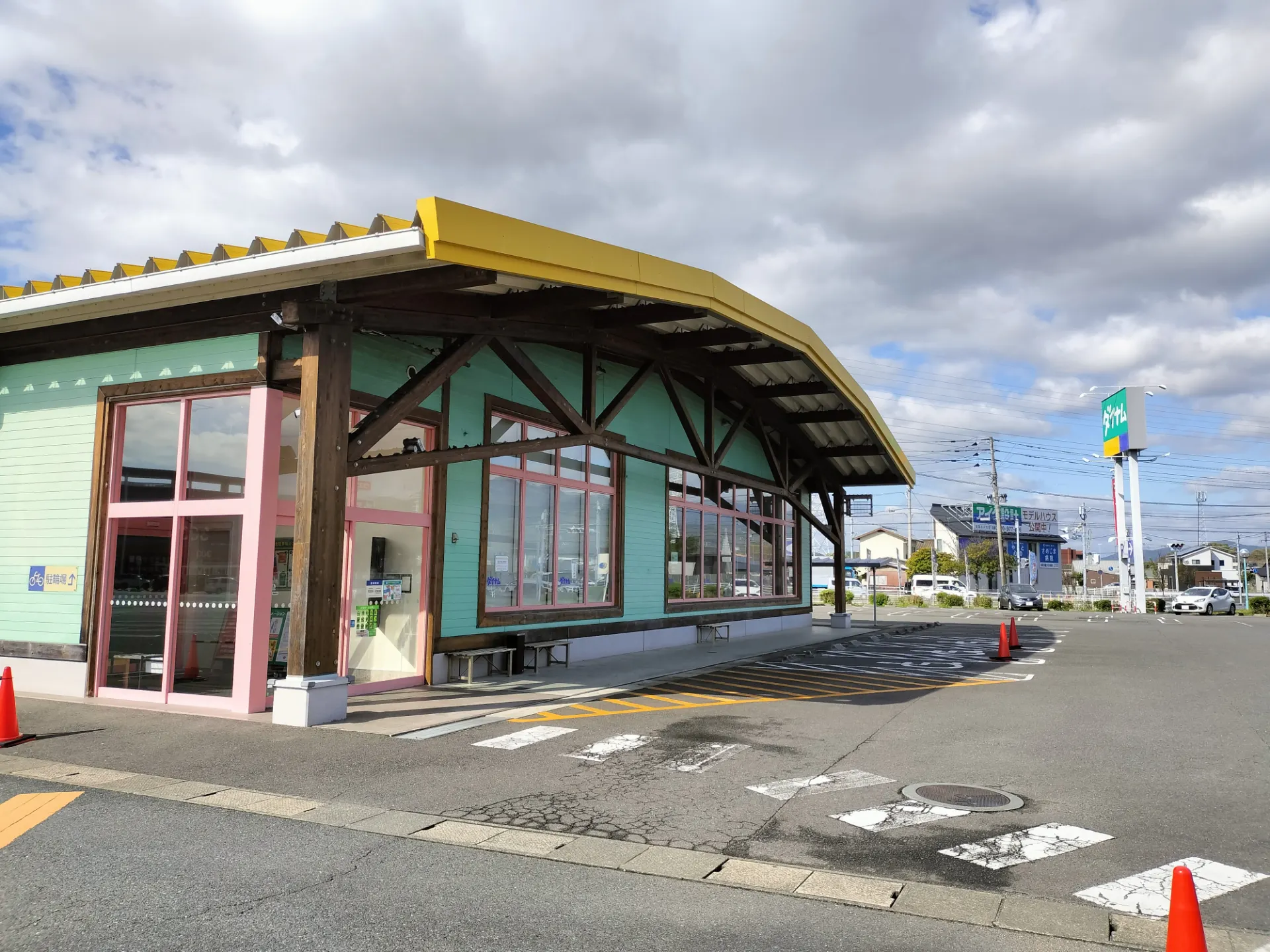 【ダイナム佐賀大和店ゆったり館】キッチンカー出店やプロモーションイベントに最適なアミューズメント施設のイベントスペース