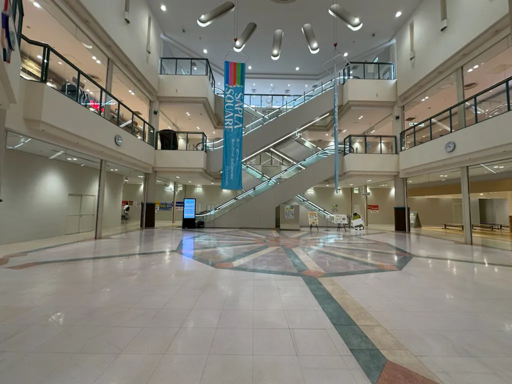 【サプラスクエア サプラ】食物販や販促プロモーションに最適な店舗中央に位置する催事スペース(フェスタコートB)