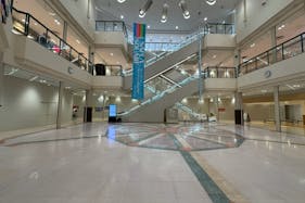 【サプラスクエア サプラ】食物販や販促プロモーションに最適な店舗中央に位置する催事スペース(フェスタコートB)