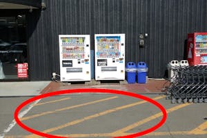 【メガセンタートライアルわさだ店】キッチンカーやプロモーションに利用可能な店頭入口スペース