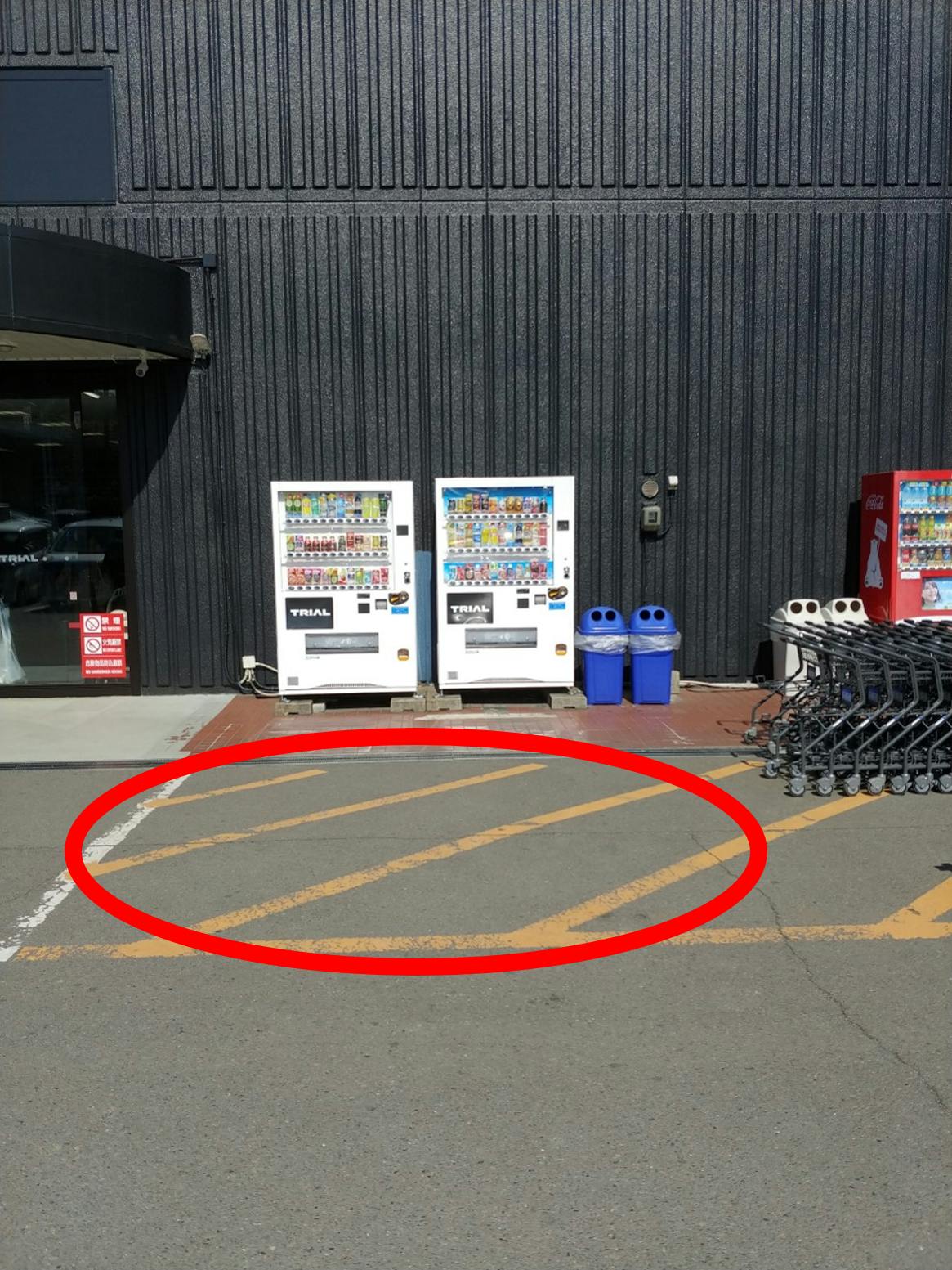 【メガセンタートライアルわさだ店】キッチンカーやプロモーションに利用可能な店頭入口スペースの画像