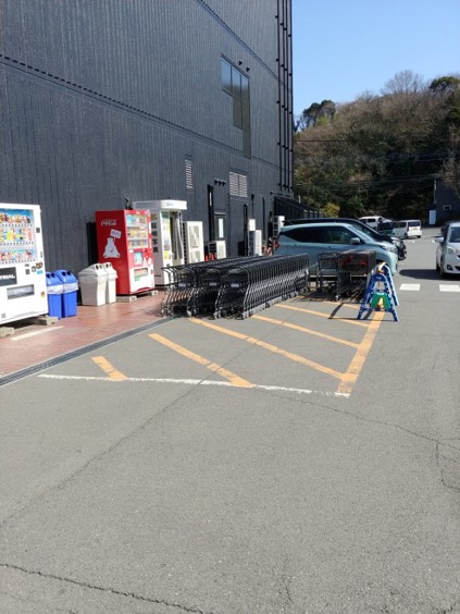 【メガセンタートライアルわさだ店】キッチンカーやプロモーションに利用可能な店頭入口スペース