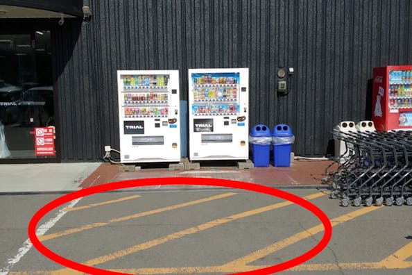 【メガセンタートライアルわさだ店】キッチンカーやプロモーションに利用可能な店頭入口スペース