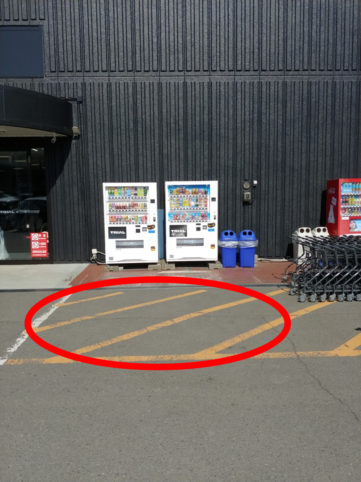 【メガセンタートライアルわさだ店】キッチンカーやプロモーションに利用可能な店頭入口スペース