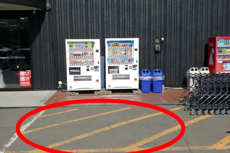 【メガセンタートライアルわさだ店】キッチンカーやプロモーションに利用可能な店頭入口スペースの画像1