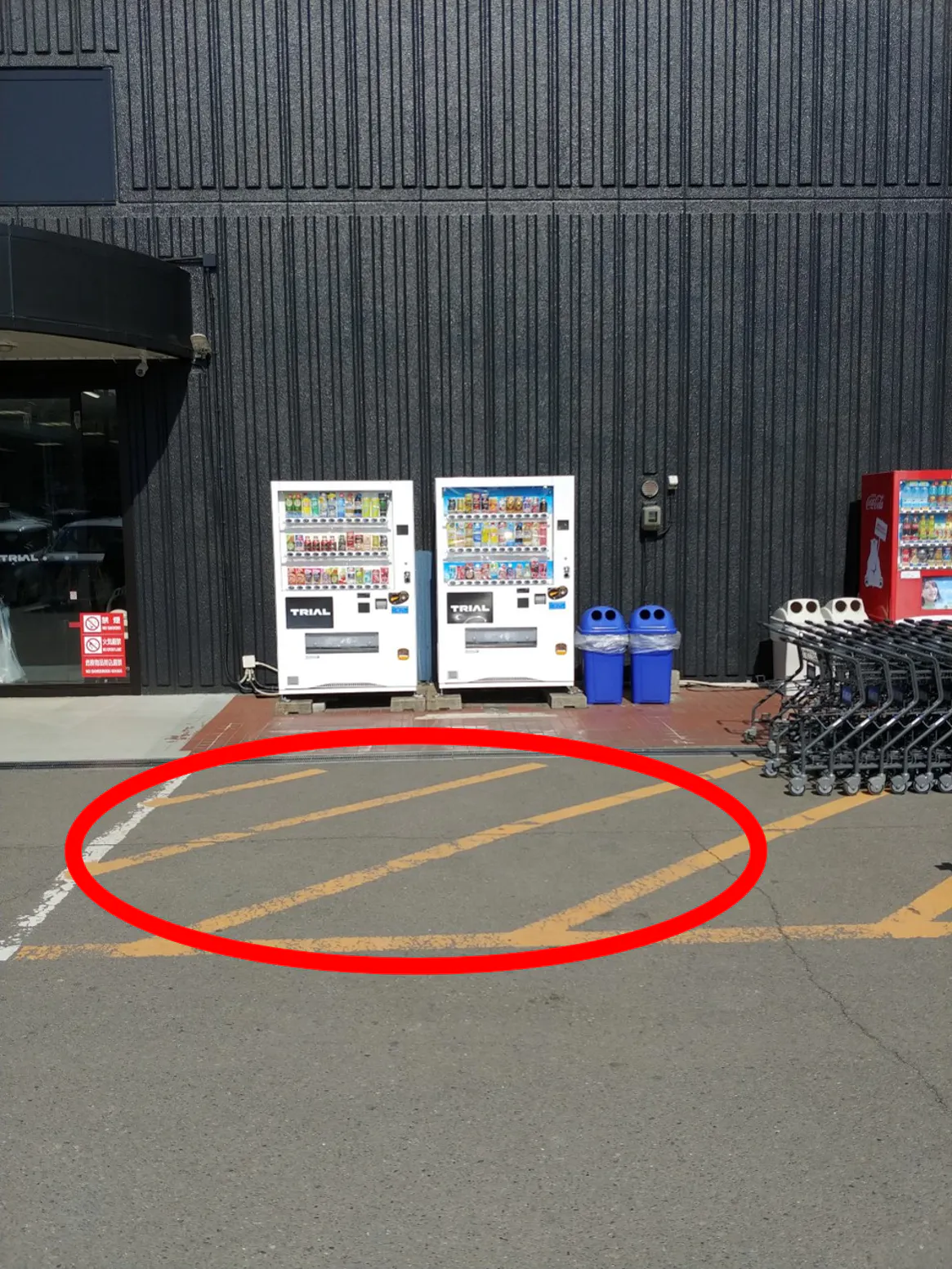 【メガセンタートライアルわさだ店】キッチンカーやプロモーションに利用可能な店頭入口スペースの画像